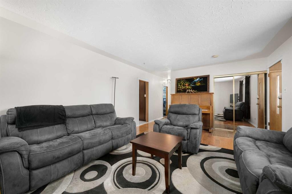 2219 41 Street Se, Calgary, AB - Indoor Photo Showing Living Room