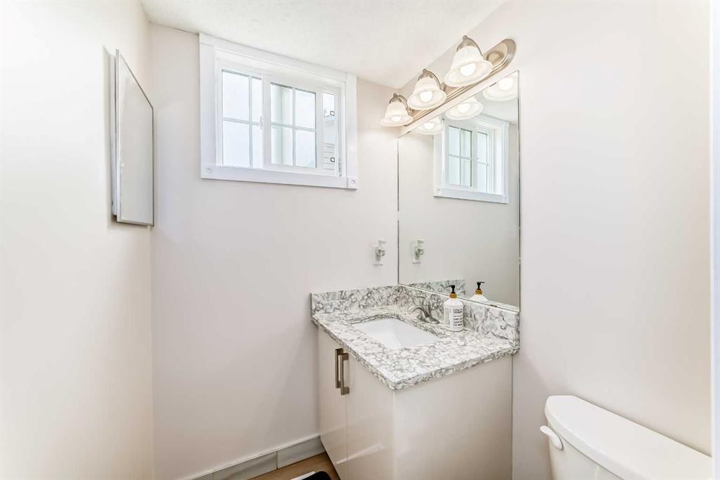 120 Pineset Place Ne, Calgary, AB - Indoor Photo Showing Bathroom