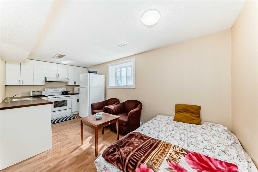 120 Pineset Place Ne, Calgary, AB - Indoor Photo Showing Kitchen