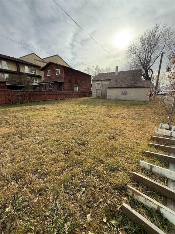 112 18 Avenue Ne, Calgary, AB - Outdoor