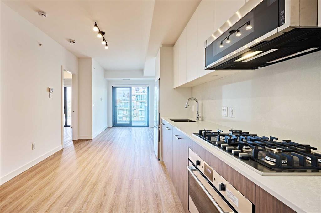 1012-730 2 Avenue Sw, Calgary, AB - Indoor Photo Showing Kitchen With Upgraded Kitchen