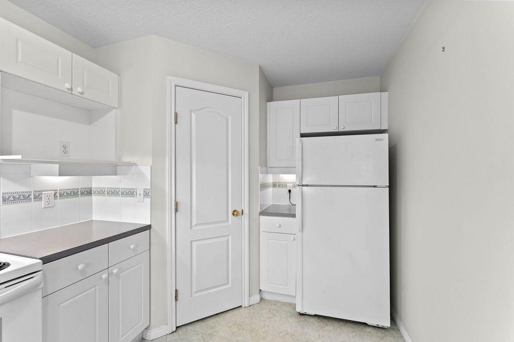 109-4507 45 Street Sw, Calgary, AB - Indoor Photo Showing Kitchen