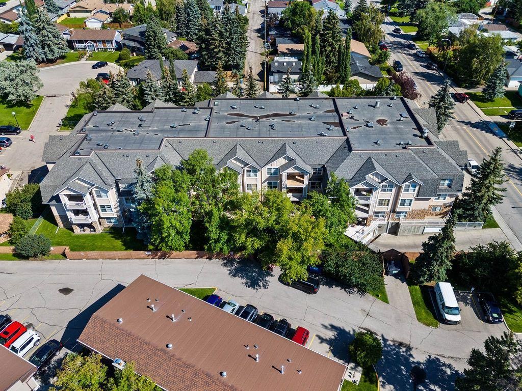 109-4507 45 Street Sw, Calgary, AB - Outdoor With View