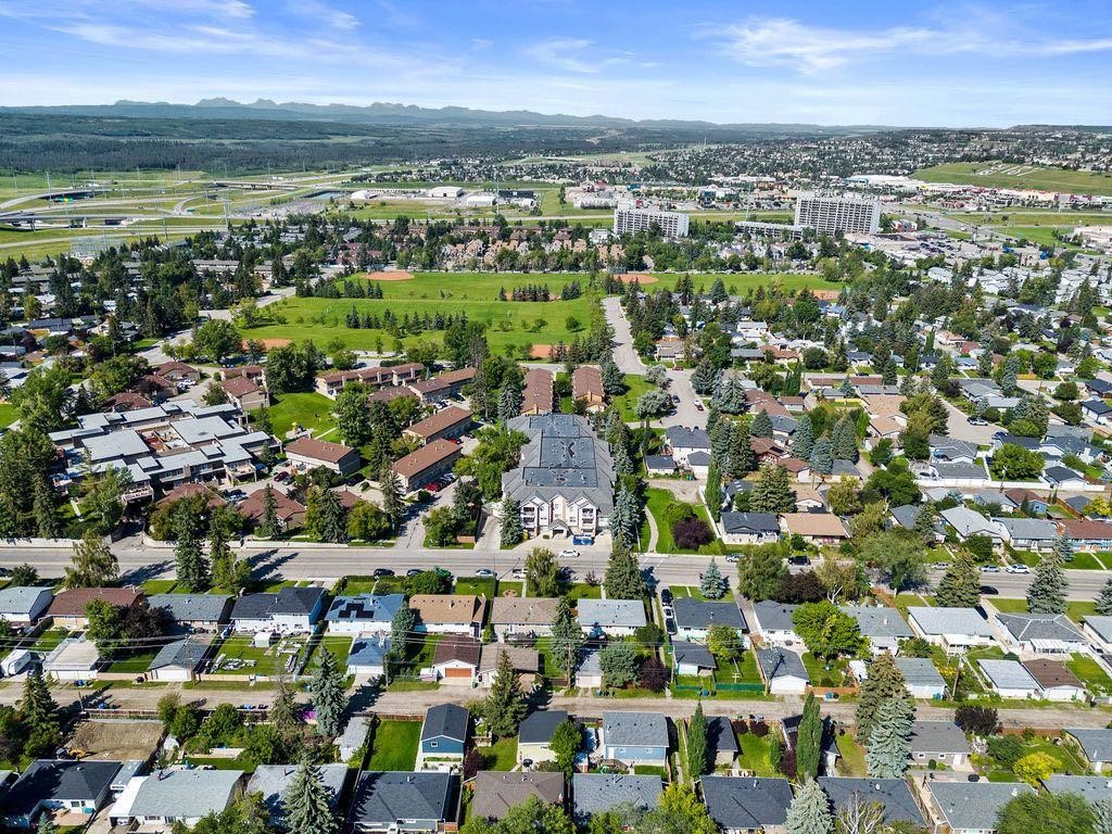 109-4507 45 Street Sw, Calgary, AB - Outdoor With View