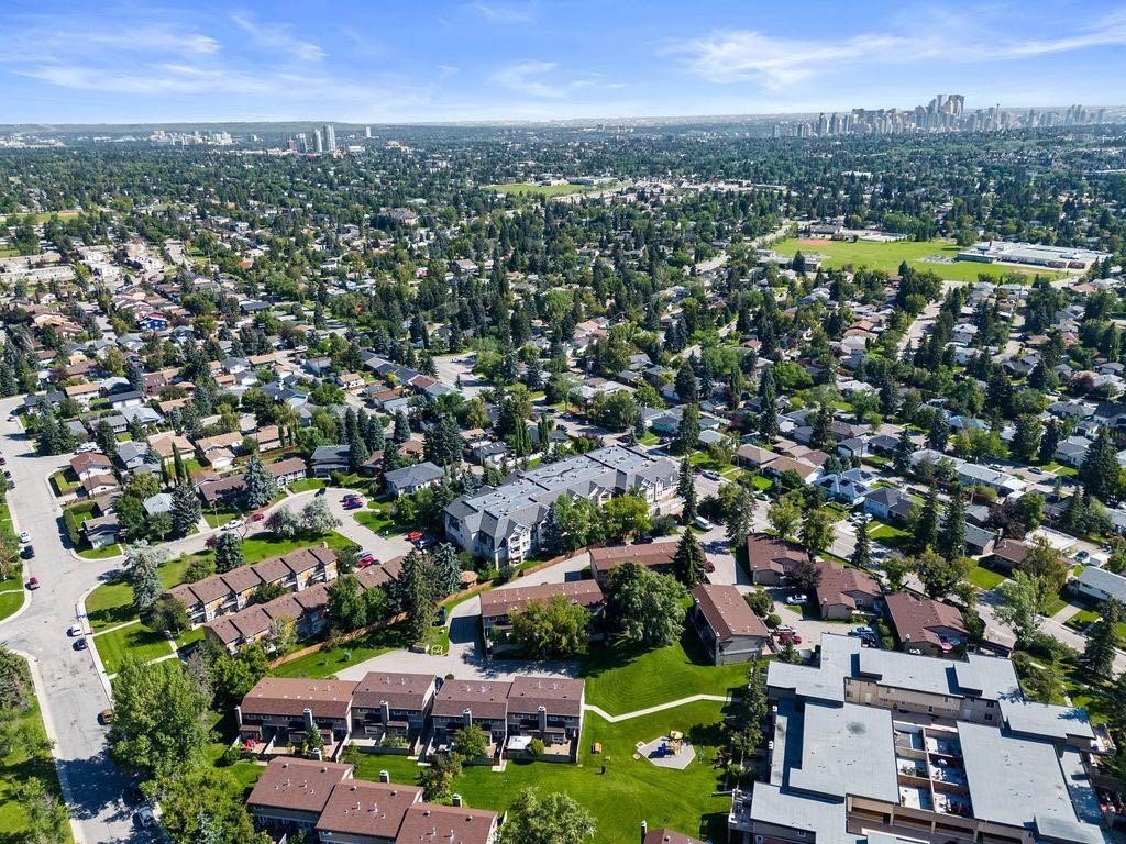 109-4507 45 Street Sw, Calgary, AB - Outdoor With View