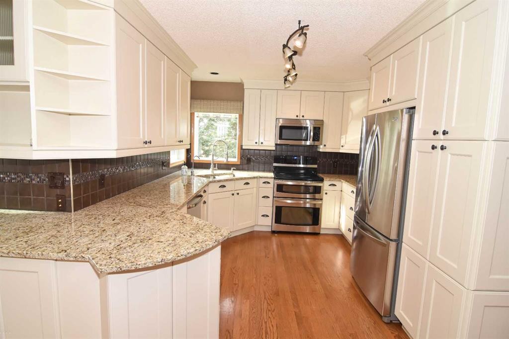 272166 Panorama Road, Rural Rocky View County, AB - Indoor Photo Showing Kitchen With Upgraded Kitchen