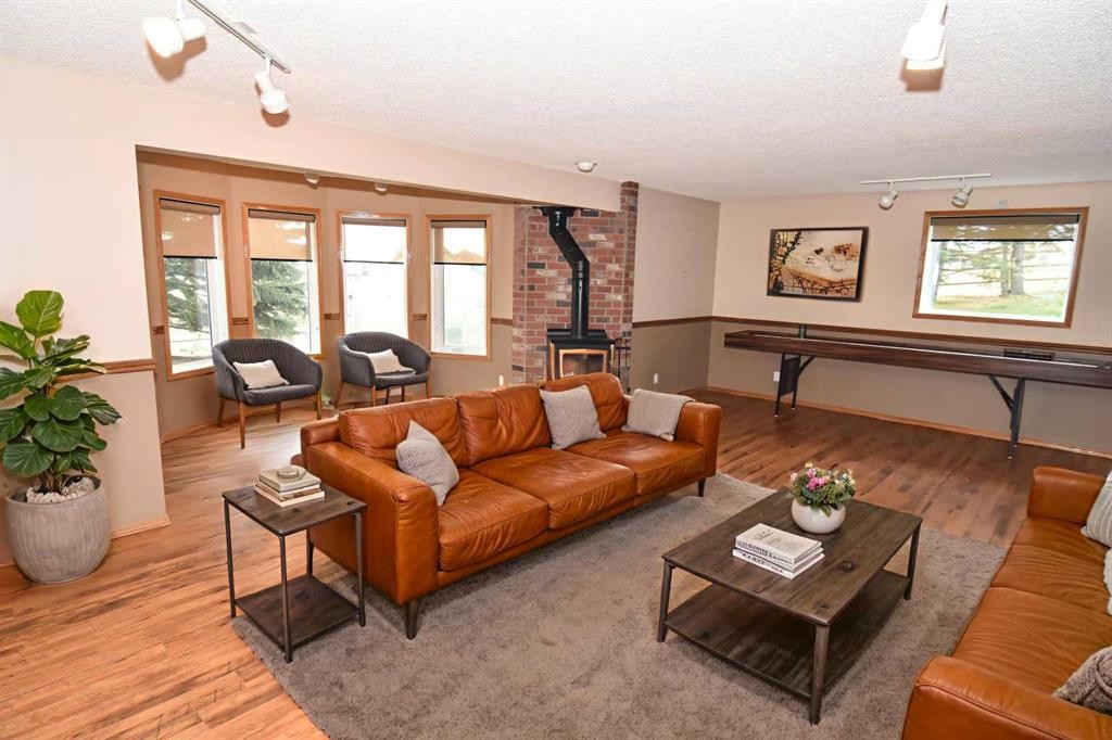 272166 Panorama Road, Rural Rocky View County, AB - Indoor Photo Showing Living Room
