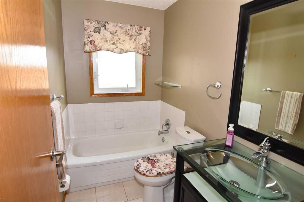 272166 Panorama Road, Rural Rocky View County, AB - Indoor Photo Showing Bathroom