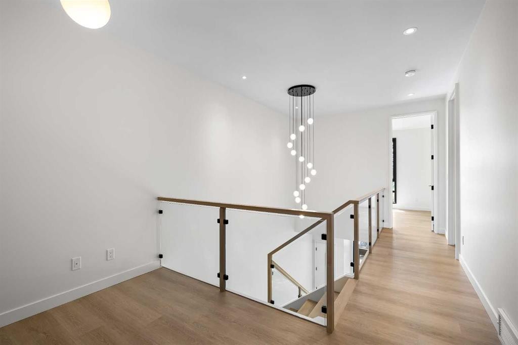 3C Willow Crescent Sw, Calgary, AB - Indoor Photo Showing Other Room