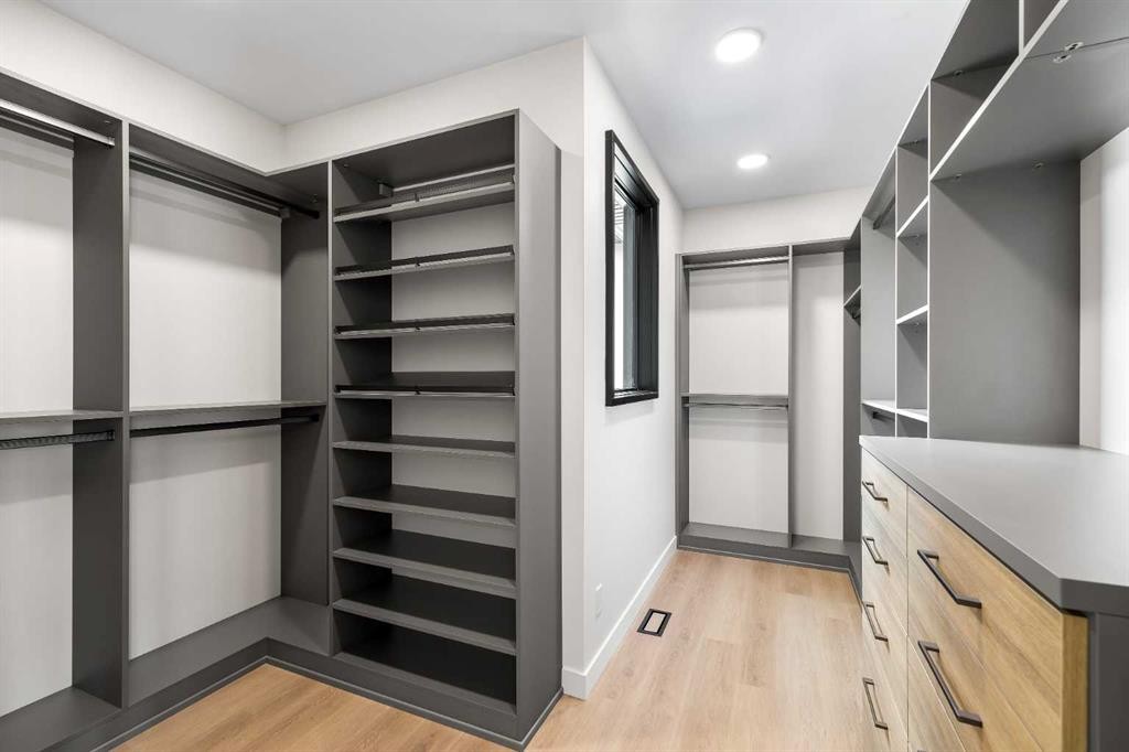 3C Willow Crescent Sw, Calgary, AB - Indoor Photo Showing Other Room