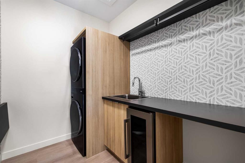 3C Willow Crescent Sw, Calgary, AB - Indoor Photo Showing Laundry Room