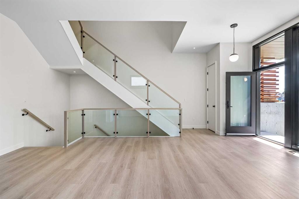 3C Willow Crescent Sw, Calgary, AB - Indoor Photo Showing Other Room