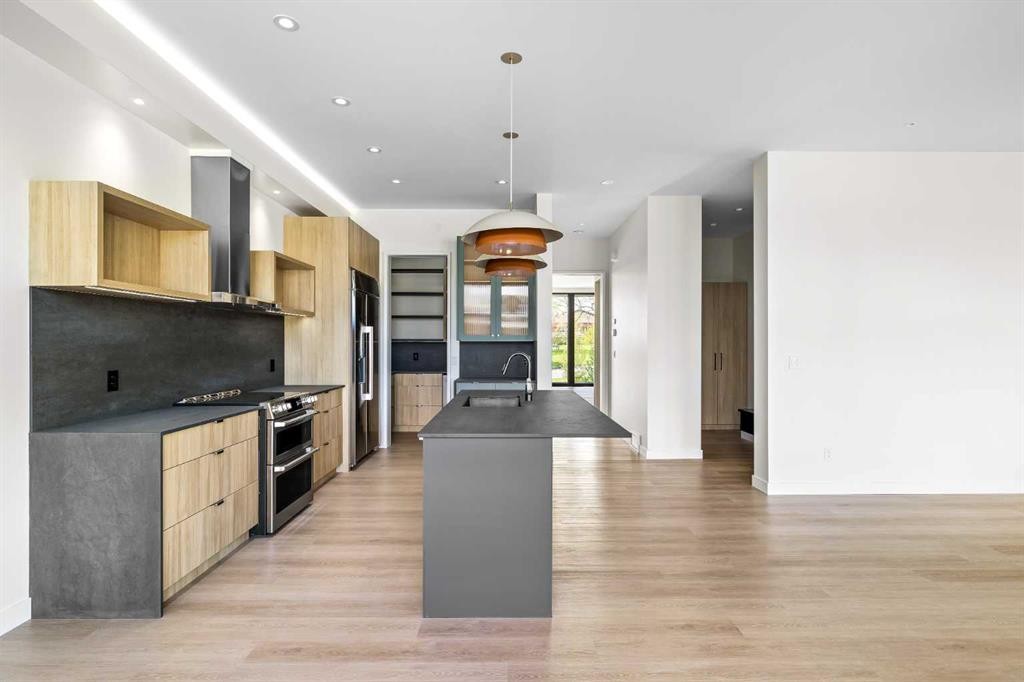 3C Willow Crescent Sw, Calgary, AB - Indoor Photo Showing Other Room