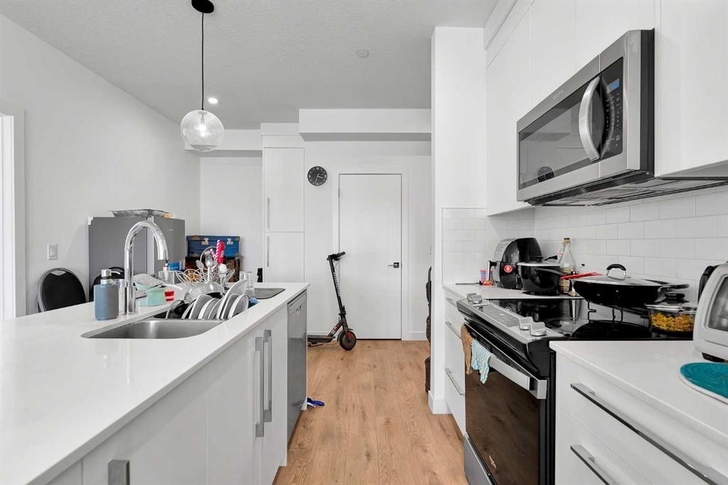 1415-111 Wolf Creek Drive Se, Calgary, AB - Indoor Photo Showing Kitchen With Upgraded Kitchen
