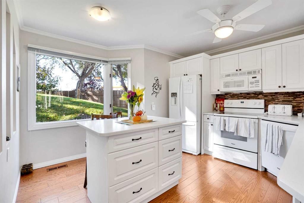 27-10910 Bonaventure Drive Se, Calgary, AB - Indoor Photo Showing Kitchen