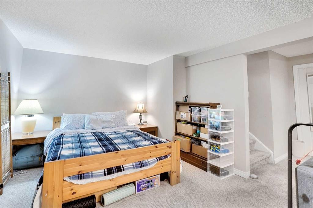 27-10910 Bonaventure Drive Se, Calgary, AB - Indoor Photo Showing Bedroom