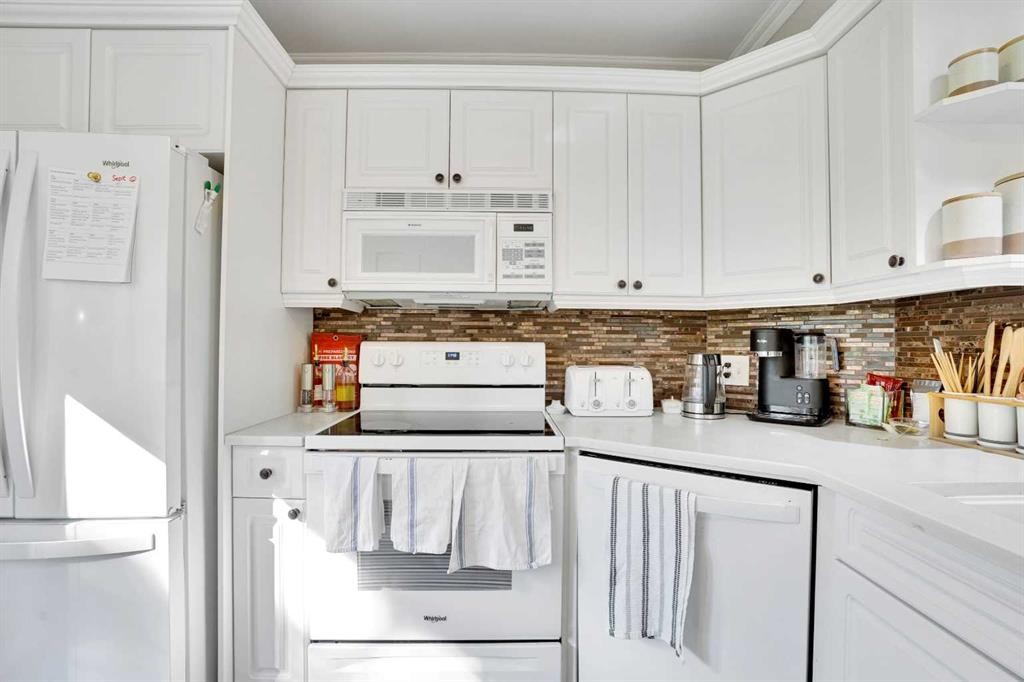 27-10910 Bonaventure Drive Se, Calgary, AB - Indoor Photo Showing Kitchen