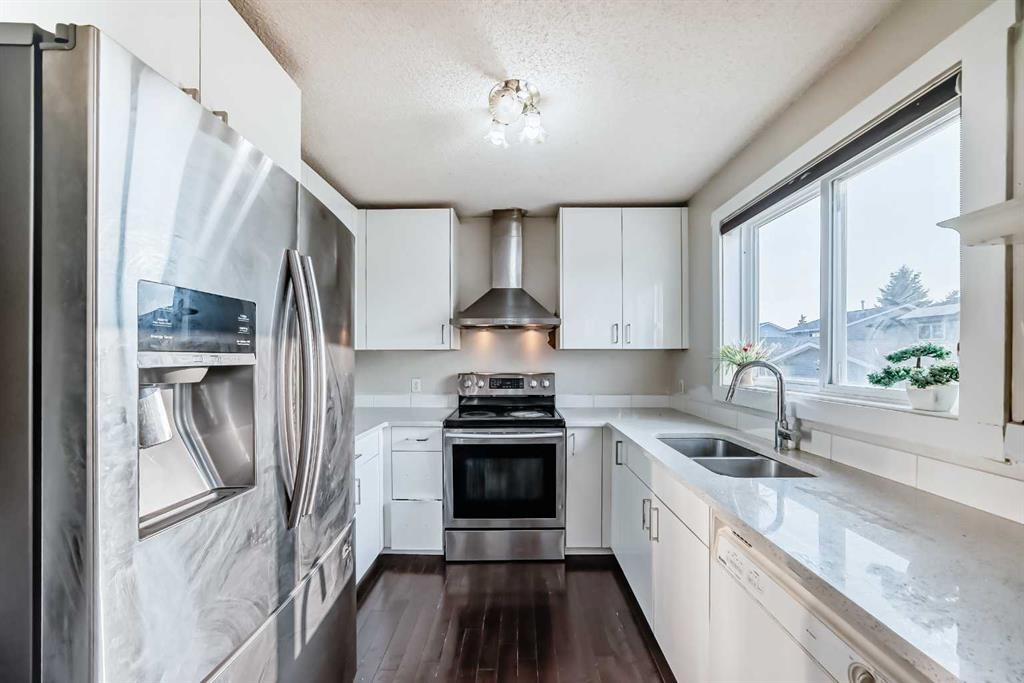 11 Martinwood Road Ne, Calgary, AB - Indoor Photo Showing Kitchen With Double Sink With Upgraded Kitchen