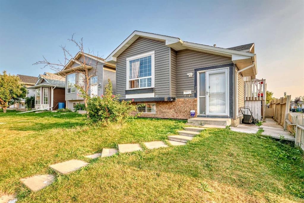 11 Martinwood Road Ne, Calgary, AB - Outdoor