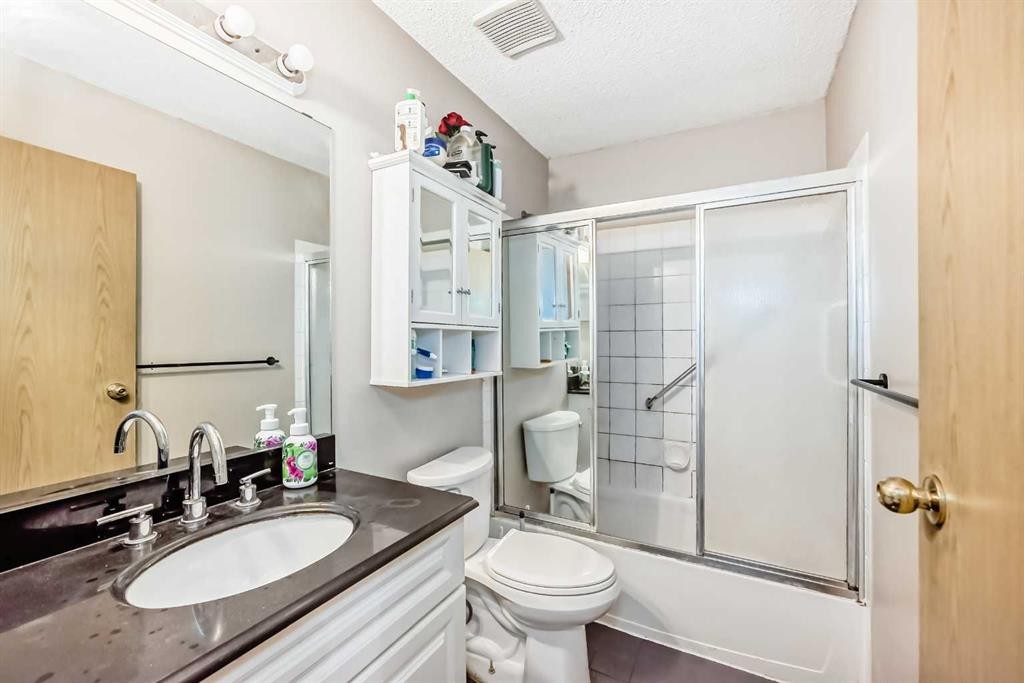 11 Martinwood Road Ne, Calgary, AB - Indoor Photo Showing Bathroom