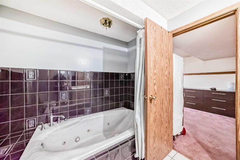 11 Martinwood Road Ne, Calgary, AB - Indoor Photo Showing Bathroom