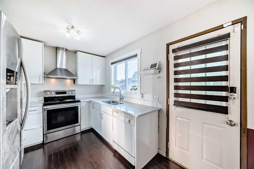 11 Martinwood Road Ne, Calgary, AB - Indoor Photo Showing Kitchen With Double Sink