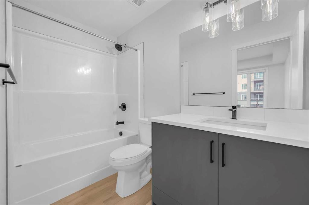 212-660 Shawnee Square Sw, Calgary, AB - Indoor Photo Showing Bathroom
