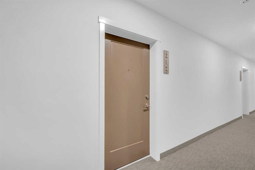 212-660 Shawnee Square Sw, Calgary, AB - Indoor Photo Showing Other Room