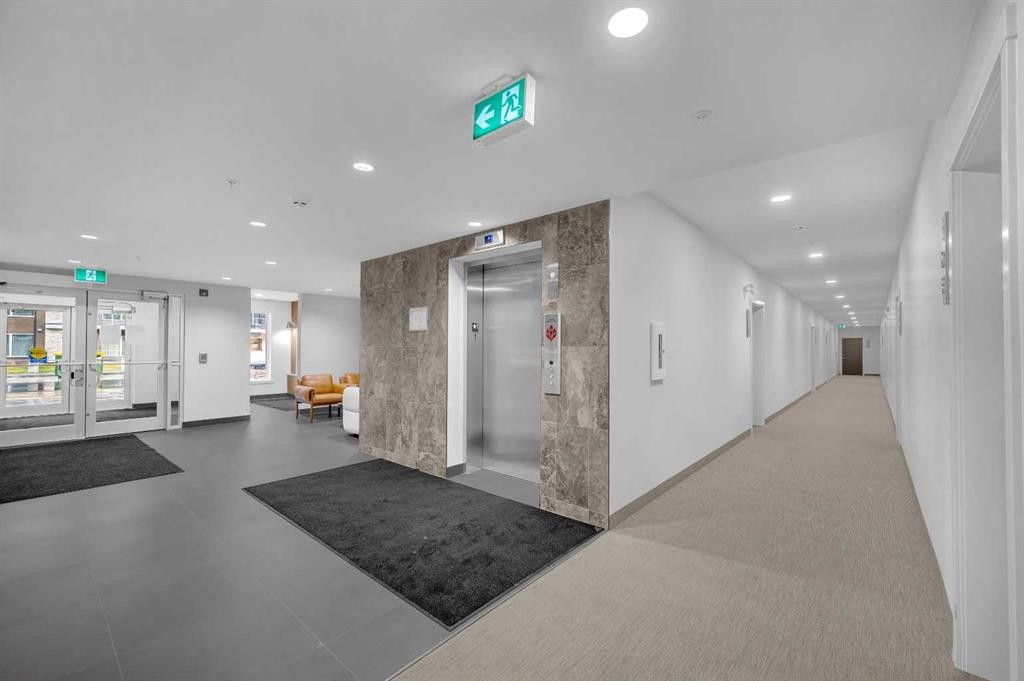 212-660 Shawnee Square Sw, Calgary, AB - Indoor Photo Showing Other Room