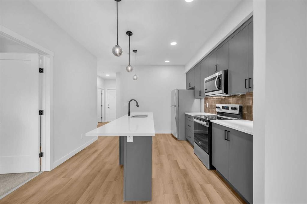 212-660 Shawnee Square Sw, Calgary, AB - Indoor Photo Showing Kitchen