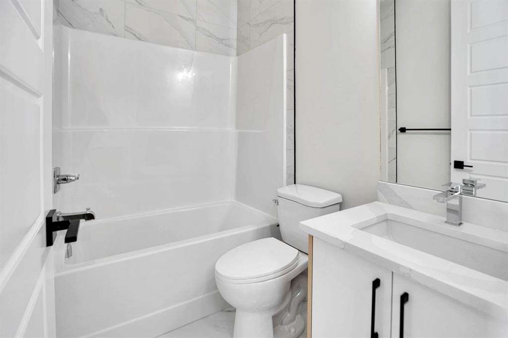 126 Waterstone Way, Chestermere, AB - Indoor Photo Showing Bathroom