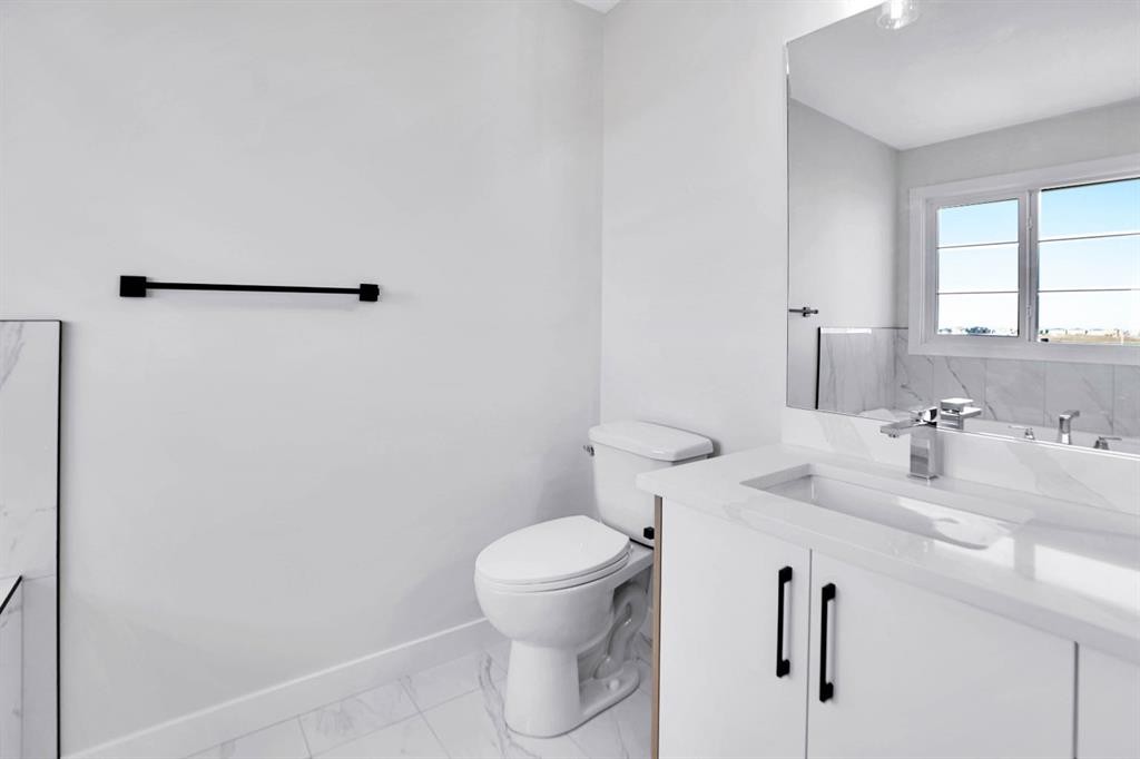 126 Waterstone Way, Chestermere, AB - Indoor Photo Showing Bathroom