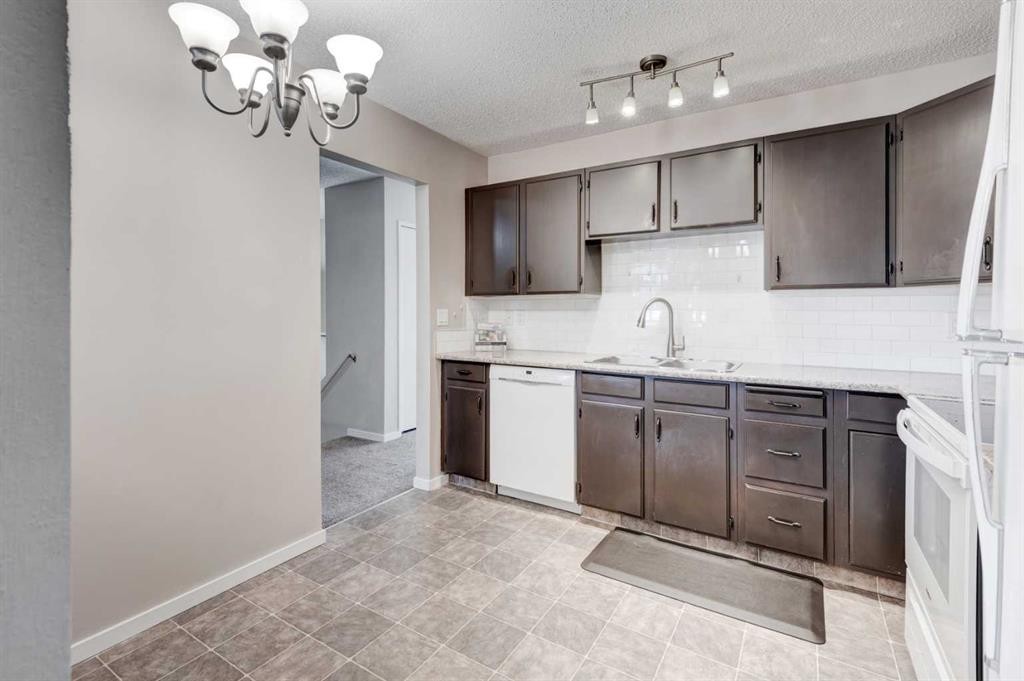 43 Midridge Gardens Se, Calgary, AB - Indoor Photo Showing Kitchen