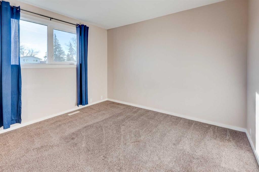 43 Midridge Gardens Se, Calgary, AB - Indoor Photo Showing Other Room