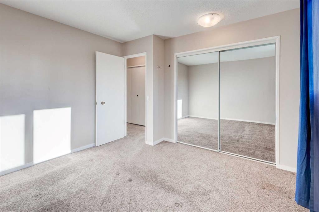 43 Midridge Gardens Se, Calgary, AB - Indoor Photo Showing Other Room