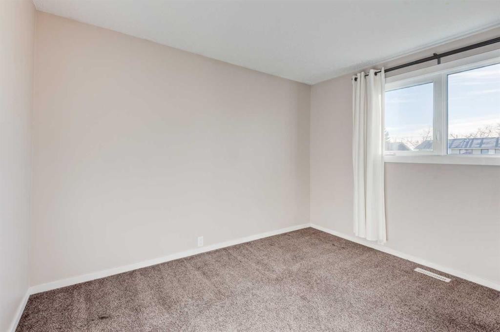 43 Midridge Gardens Se, Calgary, AB - Indoor Photo Showing Other Room