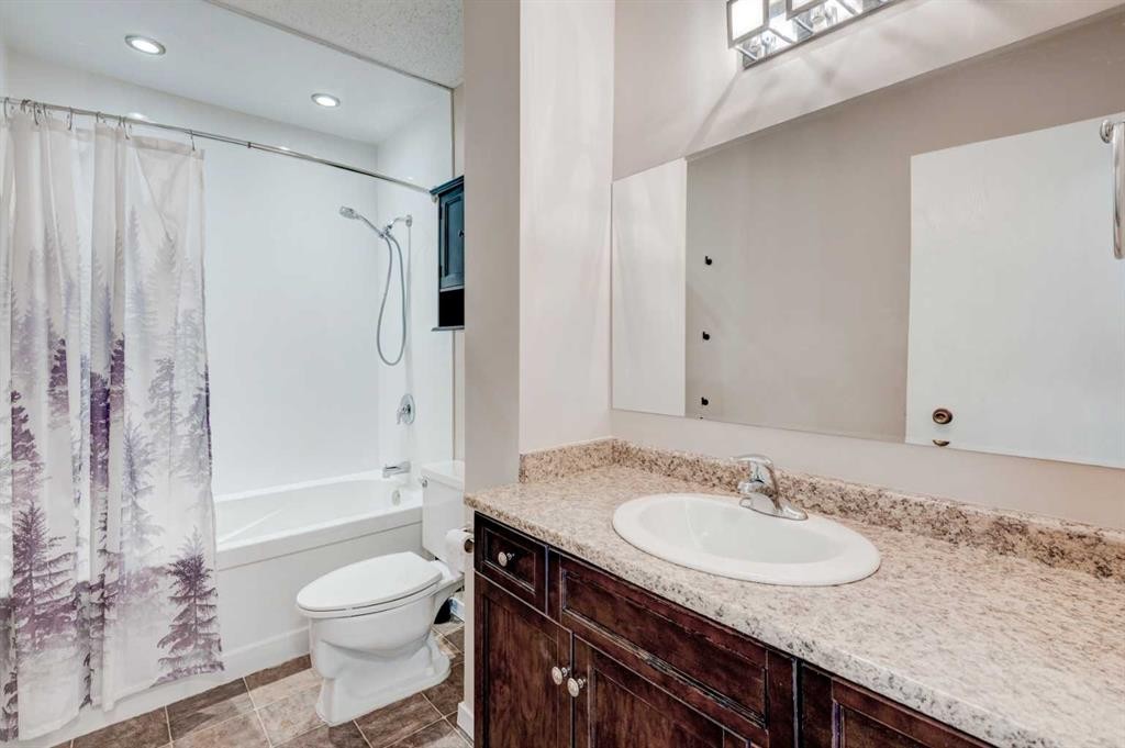 43 Midridge Gardens Se, Calgary, AB - Indoor Photo Showing Bathroom