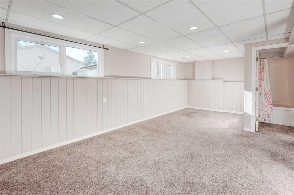 43 Midridge Gardens Se, Calgary, AB - Indoor Photo Showing Other Room