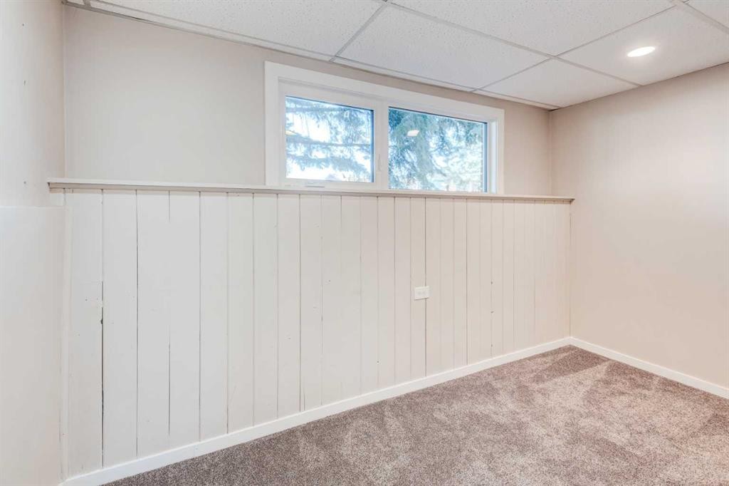 43 Midridge Gardens Se, Calgary, AB - Indoor Photo Showing Other Room