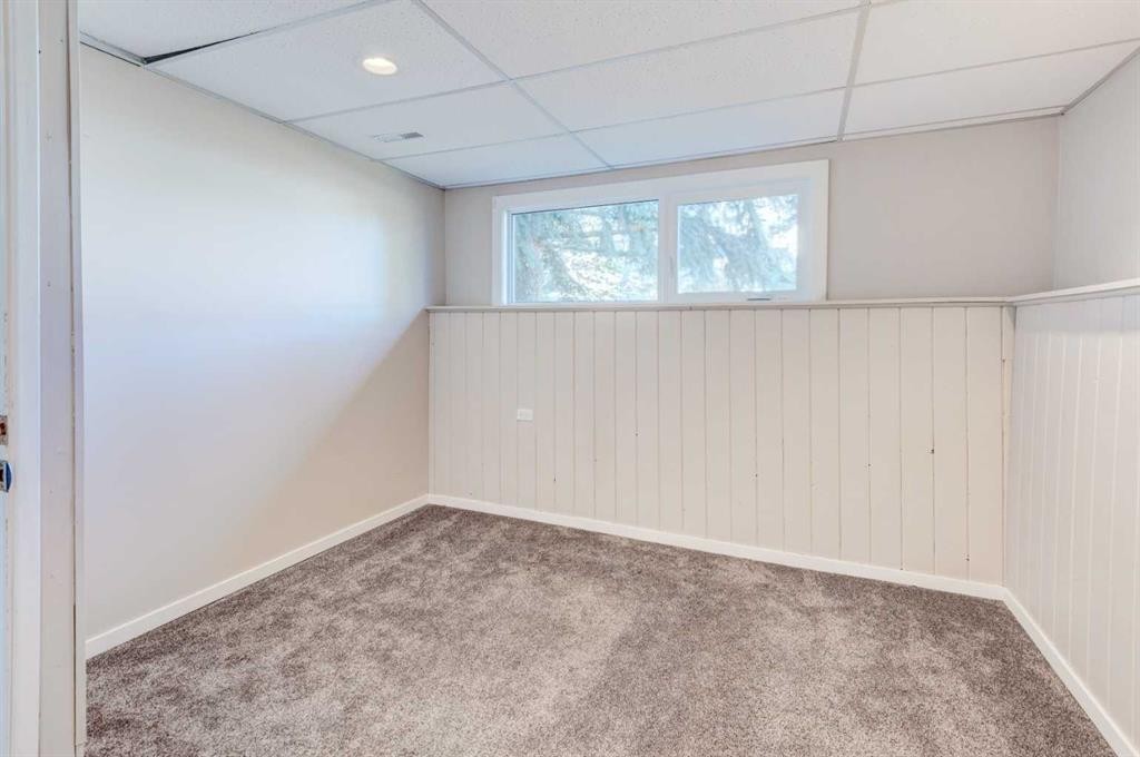 43 Midridge Gardens Se, Calgary, AB - Indoor Photo Showing Other Room