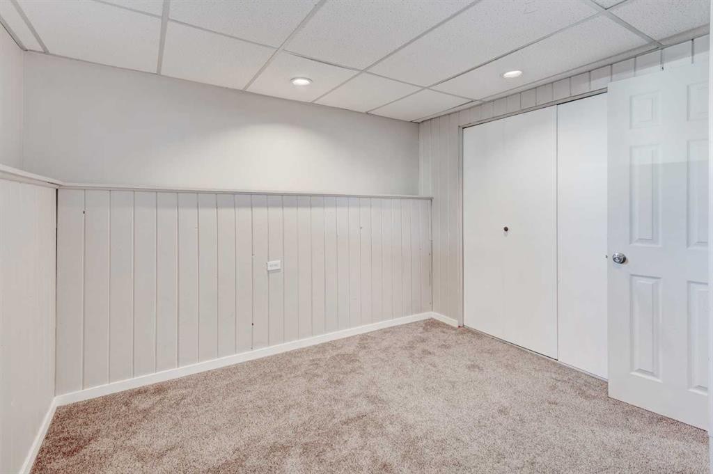 43 Midridge Gardens Se, Calgary, AB - Indoor Photo Showing Other Room