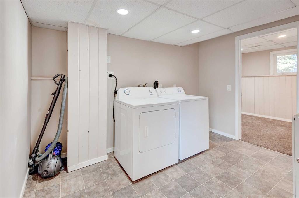 43 Midridge Gardens Se, Calgary, AB - Indoor Photo Showing Laundry Room