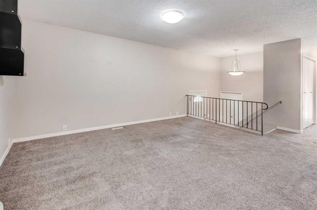 43 Midridge Gardens Se, Calgary, AB - Indoor Photo Showing Other Room