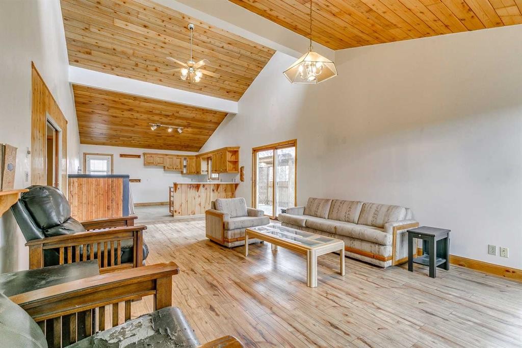 102 1 Avenue, Rural Foothills County, AB - Indoor Photo Showing Living Room