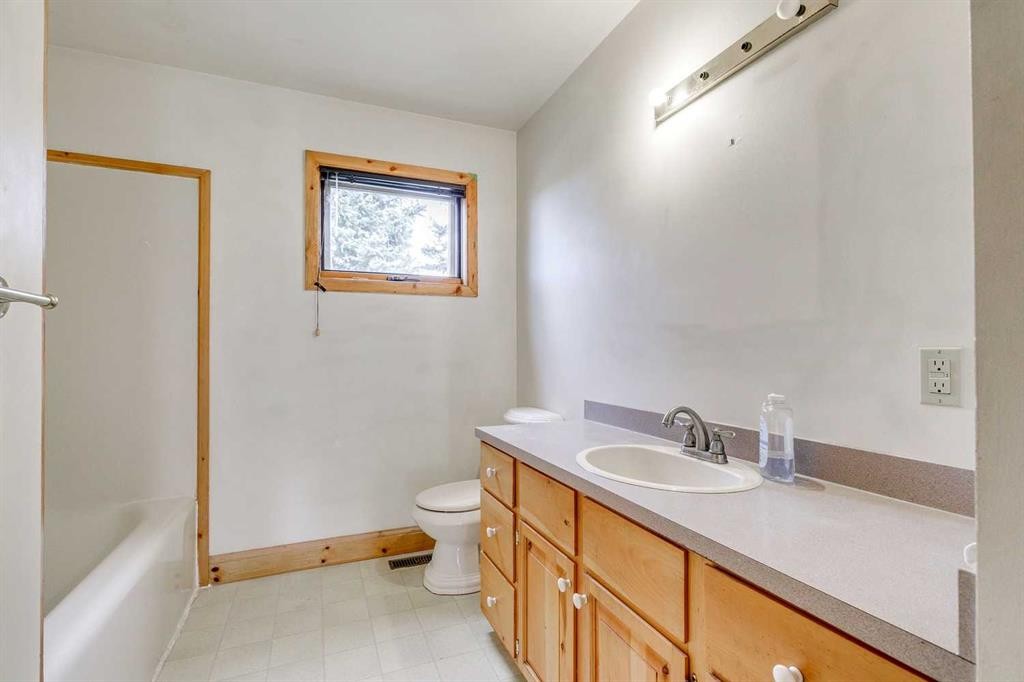102 1 Avenue, Rural Foothills County, AB - Indoor Photo Showing Bathroom