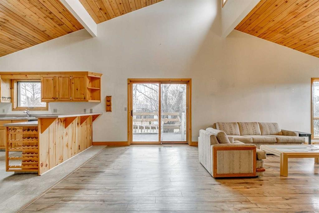 102 1 Avenue, Rural Foothills County, AB - Indoor Photo Showing Living Room