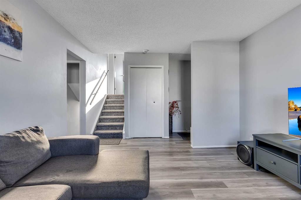16 Castleglen Crescent Ne, Calgary, AB - Indoor Photo Showing Living Room