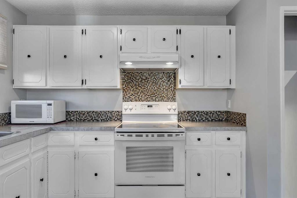 16 Castleglen Crescent Ne, Calgary, AB - Indoor Photo Showing Kitchen