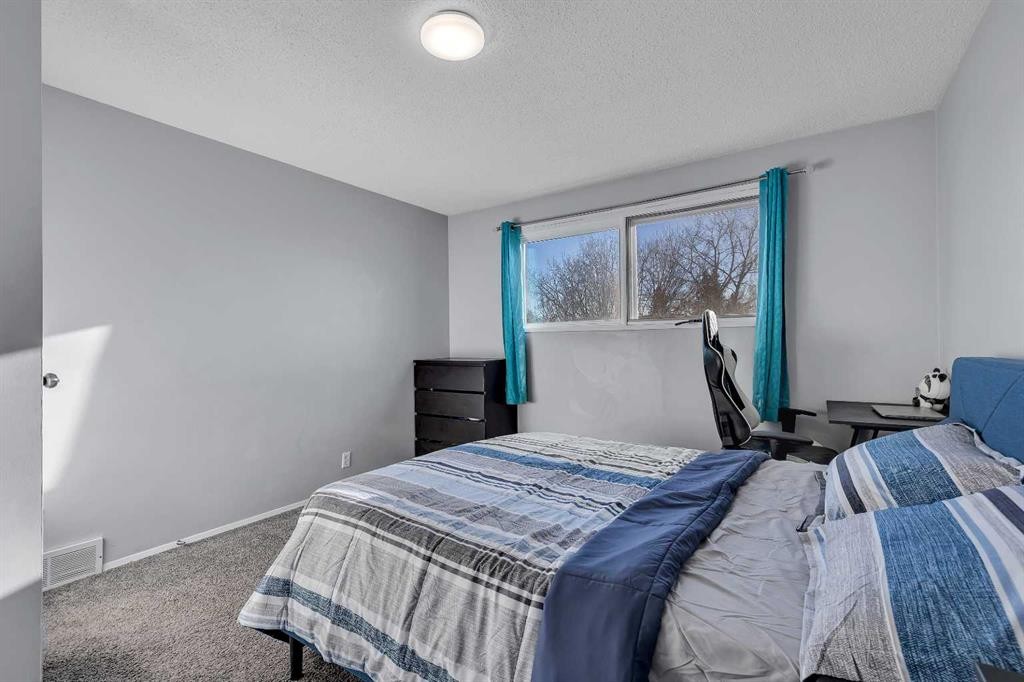 16 Castleglen Crescent Ne, Calgary, AB - Indoor Photo Showing Bedroom