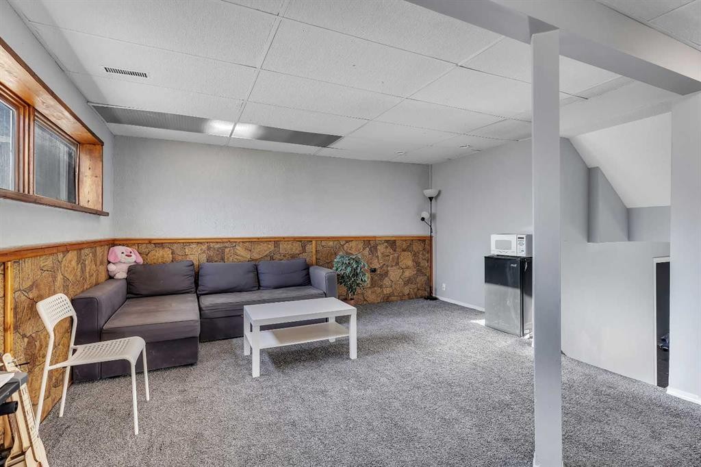 16 Castleglen Crescent Ne, Calgary, AB - Indoor Photo Showing Other Room